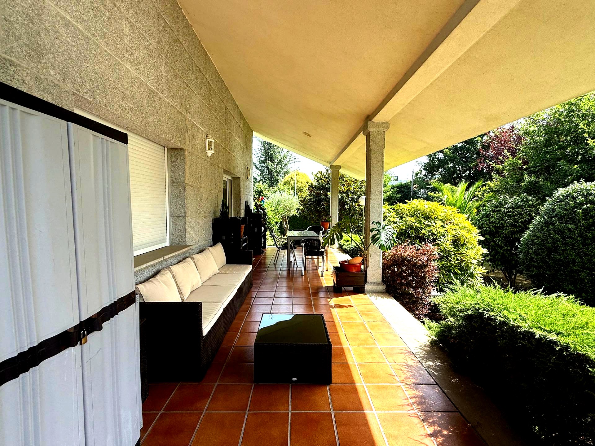 Terraza cubierta con sofá exterior